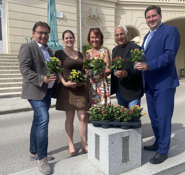 Stadtobfrau StRin Angela Stöckl-Wolkerestorfer mit Klubobfrau StRin Petra Haslinger sowie Bgm. Stefan Szirucsel und den StR. Herbert Dopplinger und Prof. Hans Hornyik  | Foto: zVg/honorarfrei