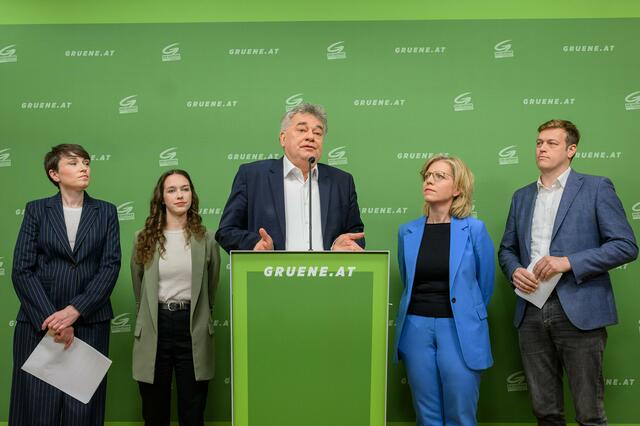 Die Grünen Spitzenfunktionärinnen und -funktionäre, darunter Vizekanzler Werner Kogler, versammelten sich vergangene Woche demonstrativ hinter Schilling. | Foto:  Martin Juen / SEPA.Media / picturedesk.com