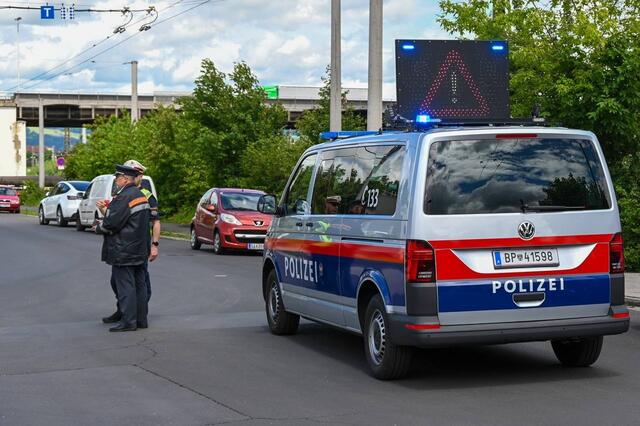 Die Gegend in der Poschacherstraße wurde großräumig abgesperrt.  | Foto: TEAM FOTOKERSCHI.AT / AMATO GABRIEL