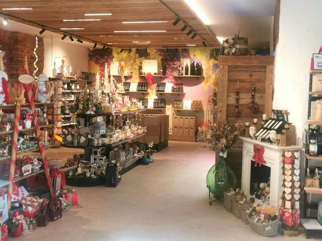 Im GenussLaden sind nicht nur hauseigene Produkte zu finden, sondern viele regionale Lebensmittel und Geschenksideen. | Foto: Da Finz