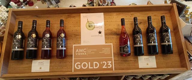 Edle Tropfen, die vielfach prämiert wurden, sind zu haben. | Foto: Da Finz