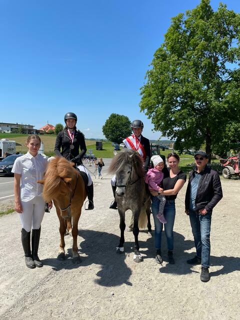 Lena Krey, Martina Pleschounig und Carina Piber (v. l.). | Foto: Sportunion Islandpferde Reithof Piber