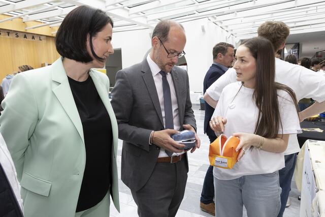 WK-Präsidentin Barbara Thaler und Wirtschaftslandesrat Mario Gerber zeigten sich vom Geschäftsmodell der Sieger-Junior-Company "mar.kess" beeindruckt. | Foto: WK Tirol/Die Fotografen