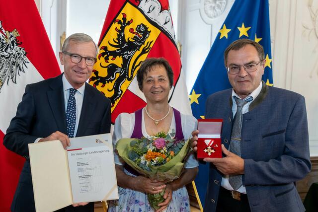 Bürgermeister a.D. Peter Bogensperger (Weißpriach) rechts, im Bild mit Ehefrau Christine Bogensperger, mit Landeshauptmann Wilfried Haslauer bei der Verleihung des Großen Verdienstzeichens des Landes Salzburg | Foto:  Land Salzburg/Neumayr/Hofer
