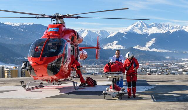 Der Arbeiter wurde mit dem Rettungshubschrauber ins Krankenhaus gebracht. | Foto: Zeitungsfoto.at / Symbolbild