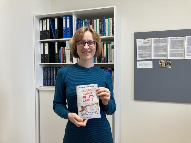 Die Psychologin Juliane Burghardt vom KL Fachbereich Klinische Psychologie erörtert in ihrem neuen Buch “Alles kann, nichts läuft” die Zusammenhänge von unbefriedigender Sexualität, Smartphones und sozialen Medien. | Foto: KL/B.Punz