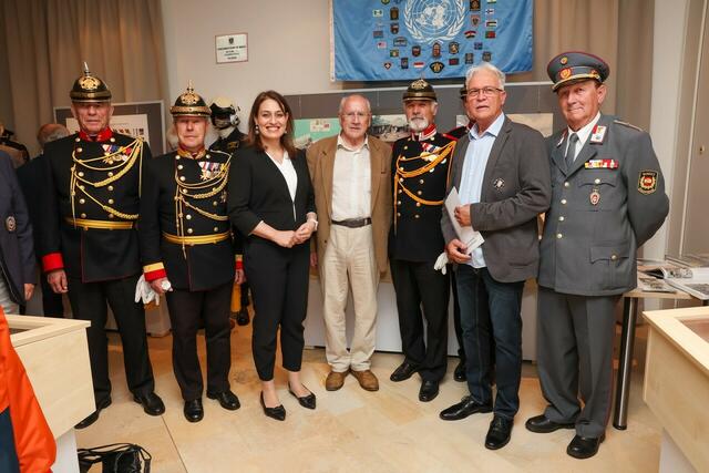 Der Kurator Klaus Windischbauer (2. v. r.) bei der Eröffnung der Sonderausstellung  „175 Jahre Gendarmerie und 155 Jahre Sicherheitswache“ im Wehrgeschichtlichen Museum OÖ. | Foto: LPD OÖ / Michael Dietrich