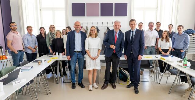 FH-Geschäftsführer Peter Erlacher, Schulungsleiterin Lisa Zach (Wissenschaftliche Mitarbeiterin Institut für persönliche Kompetenzentwicklung), Bürgermeister Klaus Schneeberger und Magistratsdirektor Markus Biffl mit Magistratsbediensteten bei der Schulung. | Foto: Stadt Wiener Neustadt/Weller