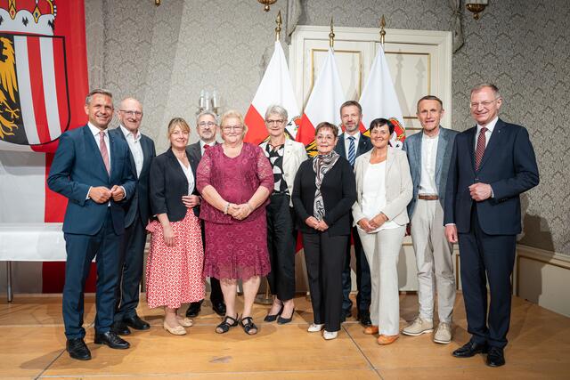 Die geehrten Persönlichkeiten aus dem Bezirk Kirchdorf mit Landesrat Wolfgang Hattmannsdorfer (links), Landeshauptmann Thomas Stelzer (re.), Kirchdorfs Bezirkshauptfrau Elisabeth Leitner (3.v.li.) und Bürgermeistern. | Foto: Land OÖ/Antonio Bayer