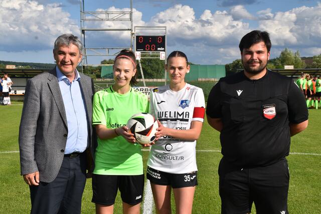 Matchpatronanz: 2. Landtagspräsident Walter Temmel, Celina Maria Doppler (Kapitänin Pinggau/Friedberg-Schäffern), Maike Groszmann (Kapitänin Südburgenland 1b), Schiedsrichter Marko Miskic | Foto: Michael Strini
