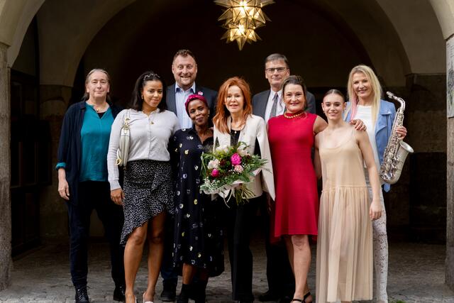  Prof.in Ute Ganswindt 1.Stv Präsidentin Krebshilfe Tirol, Alisa Kasenbacher, GF Florian Klotz, Gracia Kasenbacher Landes Musikschule Telfs, Artfair Johanna Penz, Burg Hasegg Mag. Christian Holzknecht, Dr Daria Daniaux Krebshilfe Tirol, Lisa Neuner Tänzerin, Maria Kofler Sax and More) | Foto: © Krebshilfe Tirol