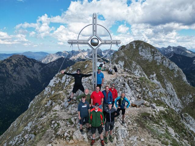 Gruppenbild für die Vereinschronik: Das Team der SBF Pflach mit dem neuen Gipfelkreuz. | Foto: Andreas Inwinkl