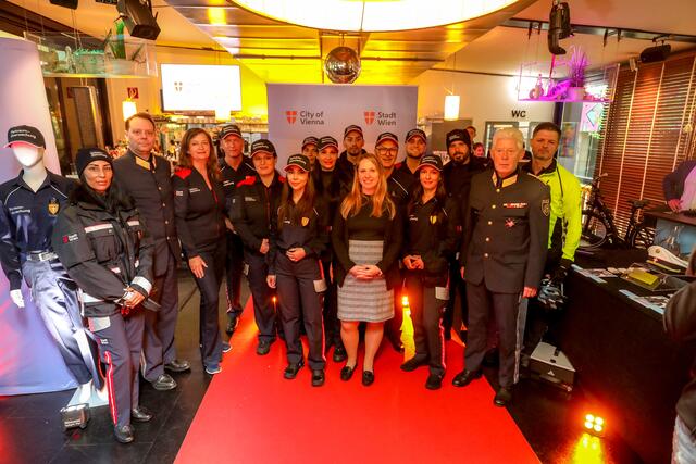 Oberst Thomas Losko, Mobilitätsstadträtin Ulli Sima (SPÖ), Abteilungsleiterin der MA 67 Michelle Krumpschmid, Landespolizeivizepräsident Michael Lepuschitz und Mitarbeiterne der MA 67. | Foto: Stadt Wien/Christian Fürthner
