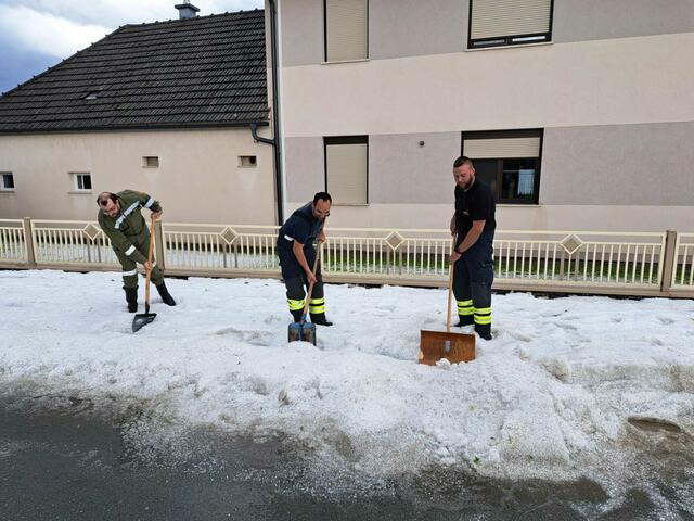 Die Feuerwehr Wörterberg musste Straßenzüge von den Hagelansammlungen befreien.  | Foto: BFKDO Güssing