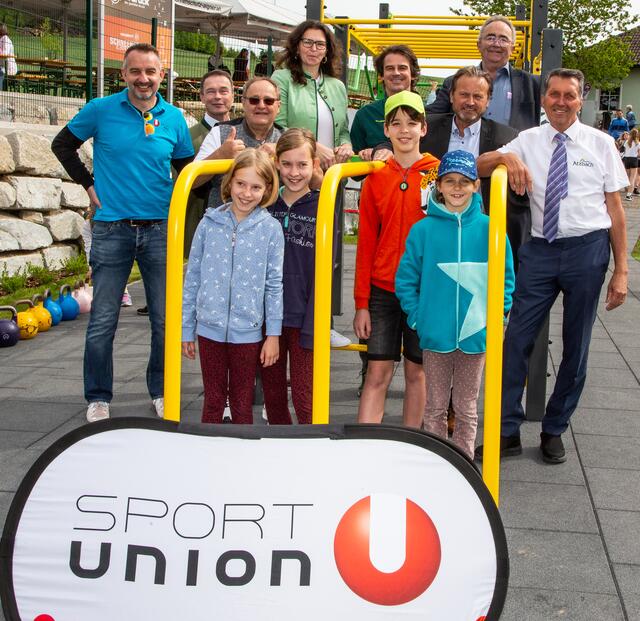 Jürgen Haas MBA (Obmann Sportunion Atzbach), Walter Silber (Leader OÖ), Landtagsabgeordnete Elisabeth Gneißl, Josef Nußdorfer (Leader Vöckla-Ager), Bürgermeister Franz Haghofer (Pitzenberg), Bürgermeister Rupert Imlinger (Oberndorf), Bürgermeister Berthold Reiter (Atzbach). 

  | Foto: Gemeinde Atzbach