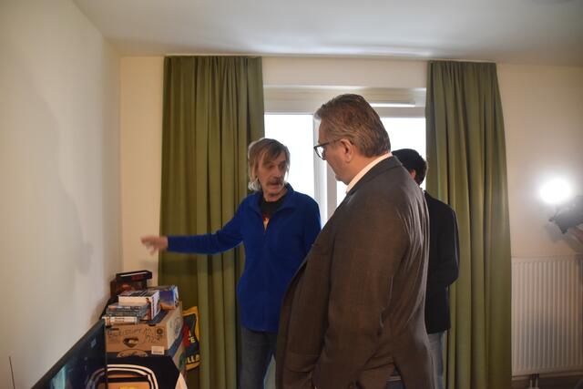 Sozialstadtrat Peter Hacker im Gespräch mit dem Bewohner Michael Murth. | Foto: Karl Pufler/RMW