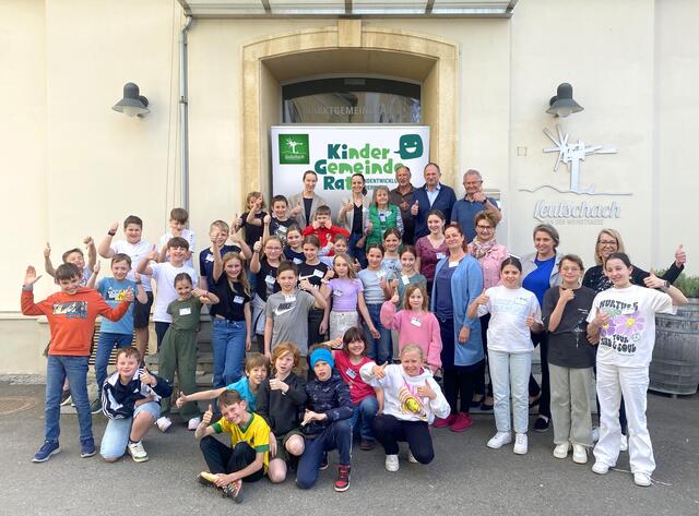 Das beigefügte Bild zeigt alle 38 Kandidatinnen und Kanditaten mit den Proponenten der Landentwicklung Steiermark und der Marktgemeinde Leutschach an der Weinstraße.  | Foto: poetsch brandmarketing