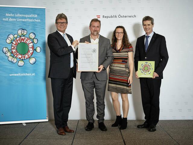 Verleihung des Österreichischen Umweltzeichen an ETC. v. l.:: Bildungsminister M. Polaschek, C. Becker, (ETC-Geschäftsführer), T. Legradi (Product Management Star &amp; ETC goes Green Team) &amp; C. Holzer (Sektionsschef im Ministerium). | Foto: BMK/Sebastian Reich