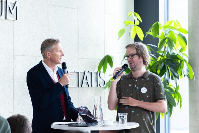 Jeder kann sich beteiligen: Das bewährte Moderatorenduo Oliver Zeisberger und Lukas Kupfersberger gab die Publikumsfragen weiter. | Foto: Konstantinov