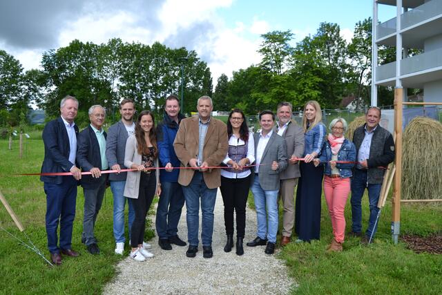 Klaus Mikutta (ehemaliger Grundbesitzer), Altbürgermeister Hans-Peter Schlagholz, Projektmanager Stephan Stückler, Manja Stückler (Blühendes Unterkärnten), Stadtrat Josef Steinkellner, Bürgermeister Hannes Primus, Landesrätin Sara Schaar, Stadtrat Jürgen Jöbstl, Berthold Radl (Lavanttaler Obst), Stadträtin Isabella Theuermann, Jannine Grangl (Raiffeisenbank Eberndorf) und Michael Baldauf von der LAG Unterkärnten (von links) | Foto: MeinBezirk.at