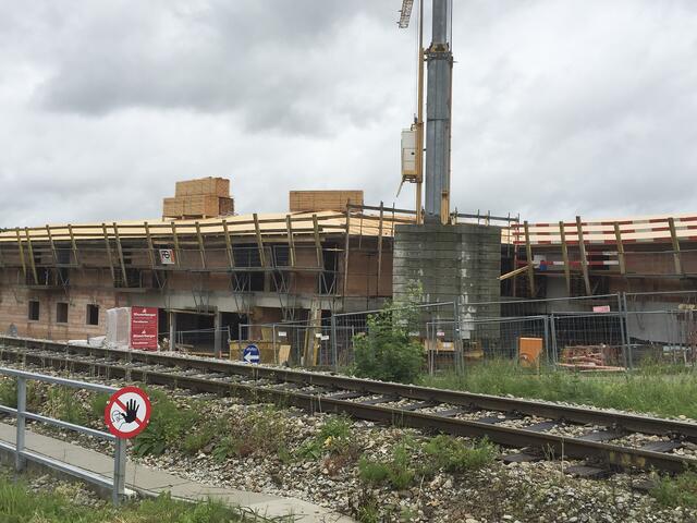 Dieses Foto wurde im Juni 2016 aufgenommen, als sich das Caritas-Wohnheim noch im Rohbau befand.  | Foto: Archiv/Bernhard Schabauer