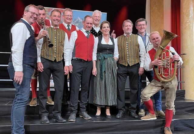 Sie sorgten für beste Stimmung und gute Laune. Der SINGKREIS FRESACH, die VOKALSOLISTEN KÄRNTEN, Gabriel Urach und die JUNGEN FIDELEN LAVANTTALER, SEPPI RUKAVINA, RICHI DI BERNARDO und WOLFGANG KÖNIG!