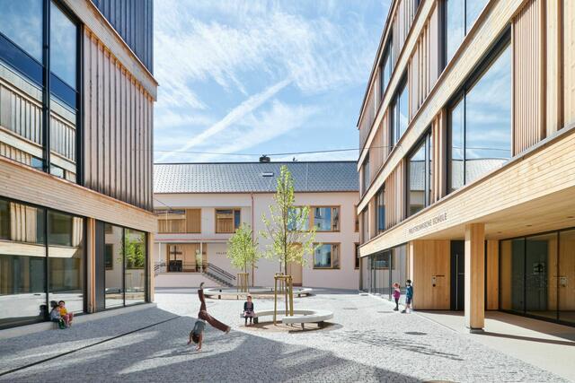 Hittisau: Eine hochwertige Holzbautechnik, das gesamte Baumaterial im 15 Kilometer entfernten Balderschwanger Tal geschlägert, dazu eine moderat ausgelegte Komfortlüftung, ergänzt um auskunftsfreudige CO2-Ampeln in jeder Klasse, die zum zusätzlichen Stoßlüften anregen. Der neue, zum Teil revitalisierte Schulcampus – bestehend aus Volksschule, Mittelschule, Polytechnikum und Veranstaltungszentrum – ist ein didaktisch kluger Beitrag zu technischer Angemessenheit und regional gesundgeschrumpfter Wertschöpfungskette. Obendrein ist die gesamte Schule mit einer Fülle an lustigen, eigenes entwickelten Piktogrammen ausgestattet – mit Affen, Schweinen und Twitter-Vögelchen. | Foto: Lukas Schaller