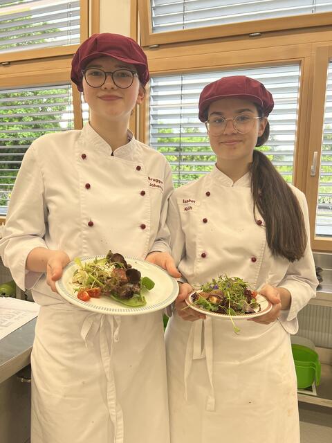 3AMW - die ersten Vorspeisengerichte sind fertig. Püntlich für 12 Uhr am ersten Prüfungstag des 15. Mai 2024 präsentieren Johanna Brugger und Isabel Kelih ihr Werk - ein Schnappschuss aus der Lehrküche 1 | Foto: hlwspittal 2024