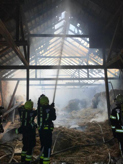 Der Dachstuhl und Heuboden wurden durch den Brand schwer beschädigt. | Foto: FF Weistrach