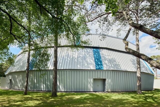 Wien-Atzgersdorf: Das Modell der Rundturnhalle wurde in den 1960er- und 1970er-Jahren entwickelt und in der gesamten DACH-Region an 70 verschiedenen Standorten realisiert. Sechs dieser Hallen stehen in Wien. Anstatt die haustechnisch überalterten Bauwerke abzureißen, entschied sich die Stadt Wien, einen Wettbewerb für ein bauplatzübergreifendes Sanierungskonzept auszuschreiben und alle sechs Hallen auf einmal zu ertüchtigen. Die Rundturnhalle in Atzgersdorf bekam ein rundum erfrischtes Innenleben mit teilbarem Dreifach-Sportplatz, eine neue Heizungs- und Lüftungstechnik sowie eine Aluminiumfassade in der CI-Farbe Blau. Besonders hervorzuheben ist das Learning-by-doing-Konzept: Mit jeder weiteren Sanierung wird die technische Ausstattung sukzessive adaptiert. | Foto: Lukas Schaller