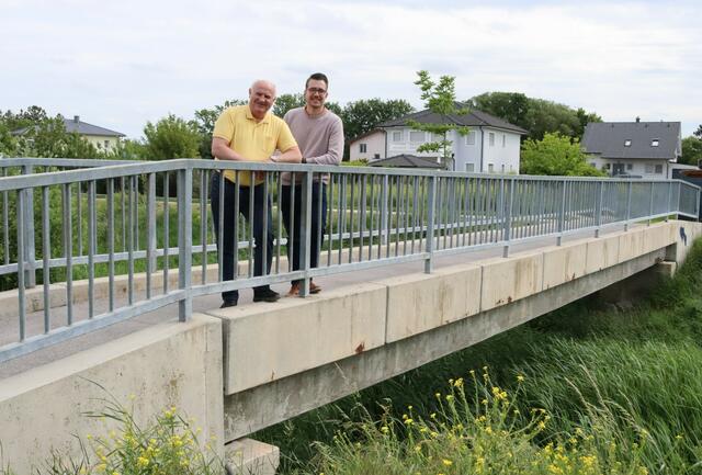 Bürgermeister Ernst Wendl und Vizebgm. Richard Payer auf der zu erneuernden Fußgängerbrücke | Foto: Gemeinde Himberg