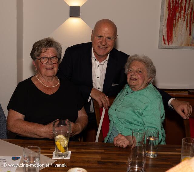 Freudin Erika, Bürgermeister Peter Wolf und die Ururoma Franziska Keglovits. | Foto: www.cine-motion.at / Ivanek