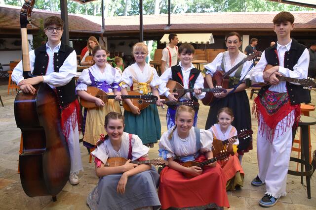 Die Jugend der Tamburica Oslip unterhielt das Publikum in der Csello Mühle.  | Foto: Stefan Schneider
