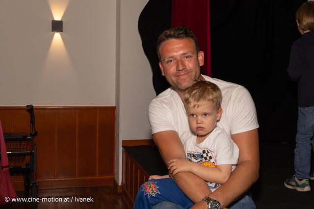 Papa Konrad braucht mal eine Pause und Simon muß still sitzen. | Foto: www.cine-motion.at / Ivanek
