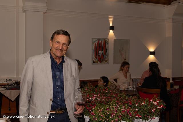 Gemeinderat Leo Ewald Angetter übergab die Blumen. | Foto: www.cine-motion.at / Ivanek
