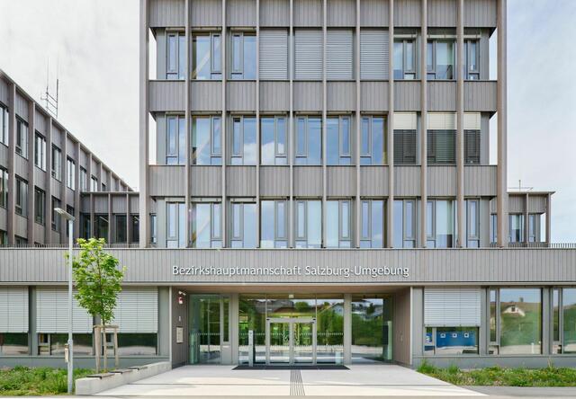 Seekirchen am Wallersee: Mit einer Tintenburg von früher hat die neue Bezirkshauptmannschaft nicht viel gemein. Im transparenten, lichtdurchfluteten Erdgeschoß mit seinen Holzlatten, Beistelltischen und schicken Sitzbänken wähnt man sich weniger im Wartebereich eines Amtshauses als vielmehr in der Lobby eines Vier-Sterne-Hotels. Die darüberliegenden Büroetagen sind in Holzmassivbauweise errichtet, wie in einem Matador-Baukasten wurden die Holzelemente – in Summe 993 Kubikmeter heimische Fichte – zusammengesteckt. Dazwischen eröffnen sich flexibel gestaltbare Arbeitsräume, die von der Haustechnik, die alle Stückl’n spielt, mit Wärme und Kälte versorgt werden. Ob Reisepass, Bauanzeige oder amtsärztliche Untersuchung: So sind Behördenwege gleich viel vergnüglicher. | Foto: Lukas Schaller