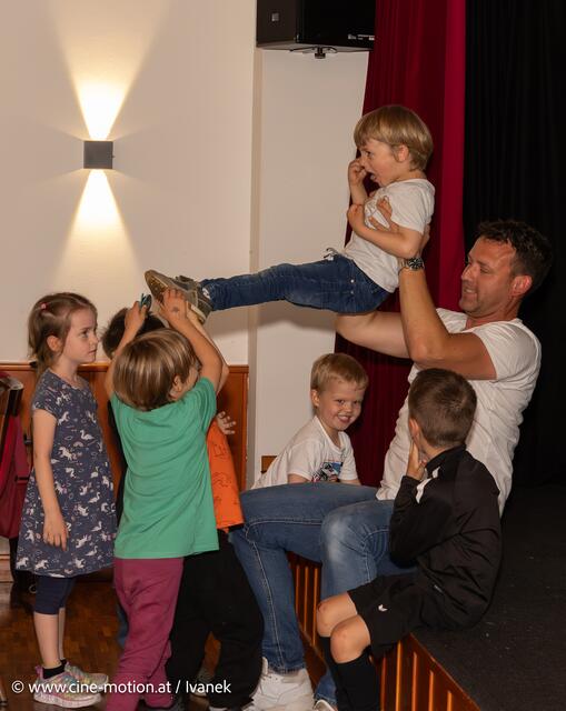 Papa Konrad wird sofort in Beschlag genommen. | Foto: www.cine-motion.at / Ivanek