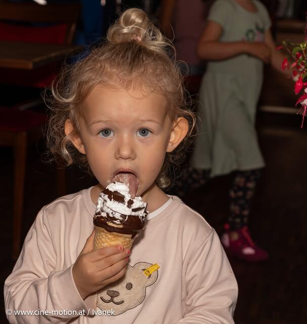 mmmhhhh ..... der Schaumbecher schmeckt dem Kindergartenkind. | Foto: www.cine-motion.at / Ivanek