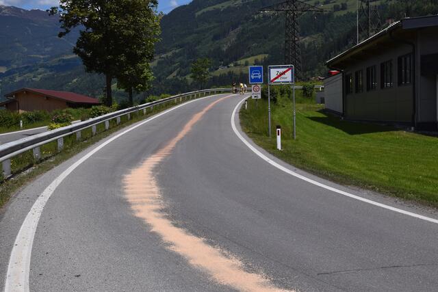 Die Ölspur erstreckte sich von der Gerlosbachbrücke auf L331 bis zur B169 hinauf.  | Foto: Zoom Tirol