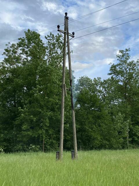 Der Mast war schon beinahe durchgebrannt und drohte umzustürzen. | Foto: FF Münsteuer