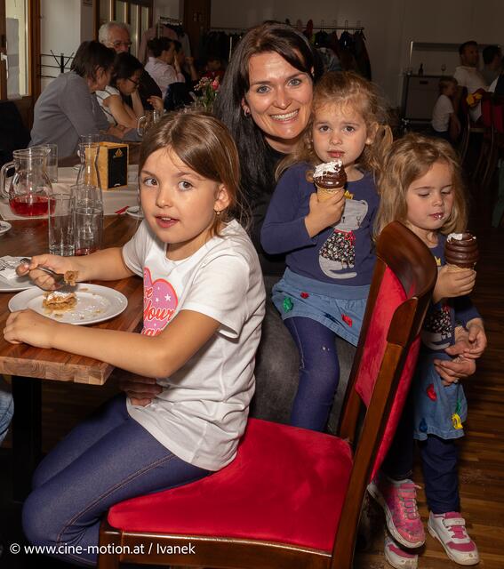 Mama Caroline mit ihren Dreimäderlhaus - Nena, Philippa und Maxima (vlnr). | Foto: www.cine-motion.at / Ivanek
