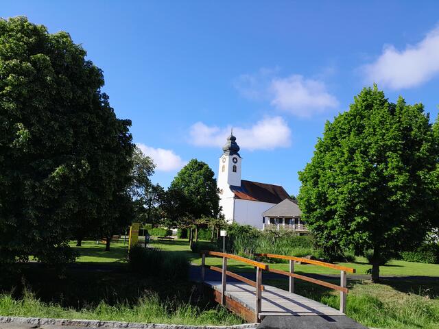 Gemeindepark in Kemeten mit Kirche. Visavis ist die Gemeinde und hier starte ich