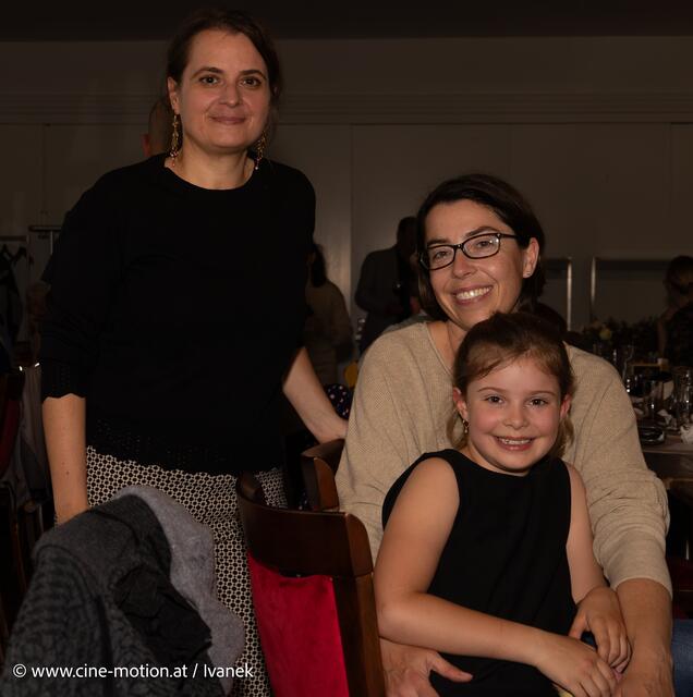 Die kleine Melina aus der Musikschule Südheide mit stolzer Mama und Lehrerin. | Foto: www.cine-motion.at / Ivanek
