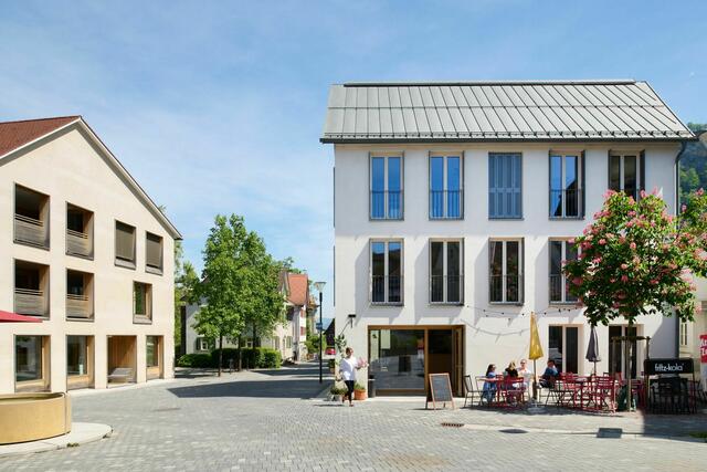 Hohenems: Bis vor Kurzem hatte Hohenems eine strukturschwache, fast ausgestorbene Altstadt. Das hat sich geändert. 2018 hat der Vorarlberger Investor Markus Schadenbauer mit Unterstützung von Gemeinde und Denkmalbehörde begonnen, alte, desolate, leerstehende Häuser in der Ortsmitte zu kaufen, zu sanieren und mit neuem Leben zu befüllen – mit Wohnen, Arbeiten und Handelsgewerbe. Die Verwertung der Geschäftslokale wird sorgfältig kuratiert, bevorzugt werden Einzelunternehmen und Familienbetriebe. In den letzten Jahren haben sich 50 neue Gewerbe angesiedelt, 165 Arbeitsplätze wurden geschaffen. Ergänzt wird die sukzessive Revitalisierung von einer Begegnungszone mit Brunnen, Gastgärten und neuem Bebauungsplan. | Foto: Lukas Schaller