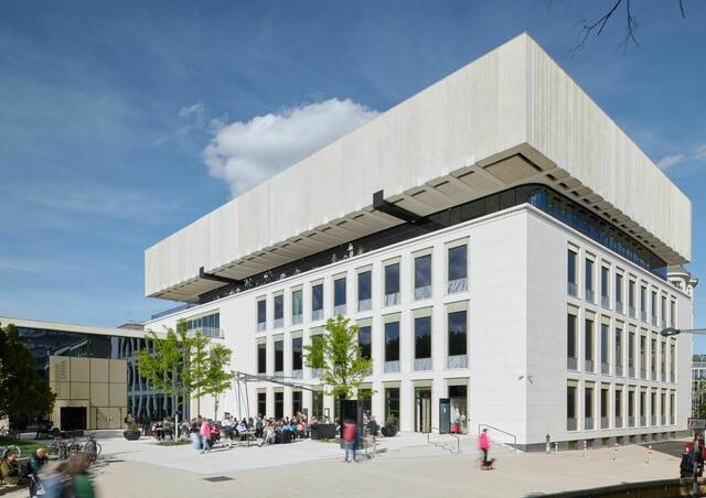 Wien-Wieden: Das 1959 eröffnete Historische Museum der Stadt Wien ist der erste Museumsneubau der Zweiten Republik. Im Zuge der Sanierung und dringend benötigten Flächenvergrößerung wurde das denkmalgeschützte Gebäude um ein unterirdisches Archiv erweitert und um zwei Geschoße aufgestockt. In der ersten Aufstockungsebene gibt es Veranstaltungsräume und einen öffentlich zugänglichen Stadtbalkon mit Blick auf die Karlskirche. In der schwebenden Betonbox darüber werden nun die Wechselausstellungen untergebracht. Das dramatische Raumerlebnis in Kombination mit der komplexen Statik und der intelligenten Nutzung der Tiefenbohrungen zur geothermischen Energieversorgung sind ein selbstbewusster Beitrag zu einer urbanen, kulturellen sowie ökologischen Nachhaltigkeit. | Foto: Lukas Schaller