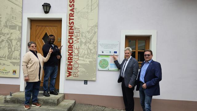 Am Foto bei der Wehrkirchenausstellung in Edlitz:
Kirchenführerin Ingrid Rieger, Pater Konda, LA Hermann Hauer und Bgm. Manfred Schuh- | Foto: privat