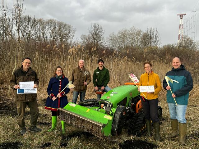 Bürgermeister Paul Frühling, Irene Drozdowski (Obfrau Landschaftspflegeverein), Julian Kreitl (Firma Kreitl), Gerhard Hauser (Altbürgermeister Moosbrunn), Jennifer Fischer (Landschaftspflegeverein), Alexander Mrkvicka (Landschaftspflegeverein) (vrnl). | Foto: Gemeinde Moosbrunn