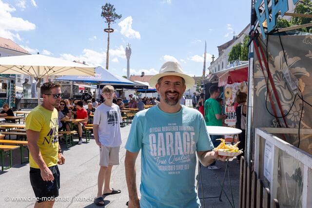Daniel probiert hier Garnelen im Backteig. | Foto: www.cine-motion.at / Ivanek