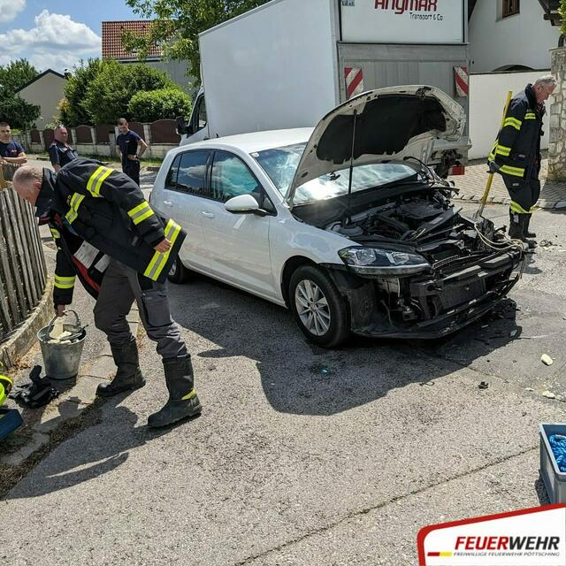 Der Kastenwagen konnte nach dem Unfall weiterfahren, der PKW musste abgeschleppt werden. | Foto: FF Pöttsching