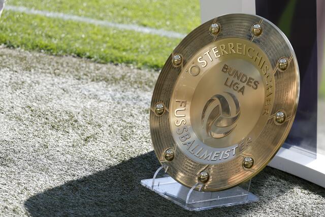 Der SK Sturm Graz holt sich die begehrte Meisterschale nachhause.  | Foto:  ERWIN SCHERIAU / APA / picturedesk.com